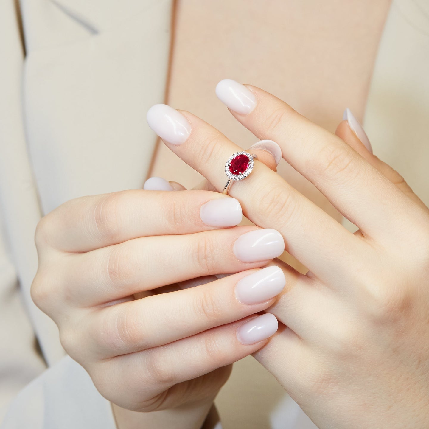 Anello in oro bianco con rubino Lab-Grown e diamanti Lab-Grown taglio brillante.