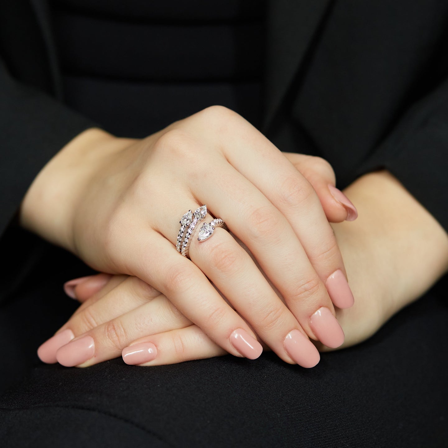 Anello in oro bianco con diamanti Lab-Grown taglio goccia e brillante, 2,14 carati.