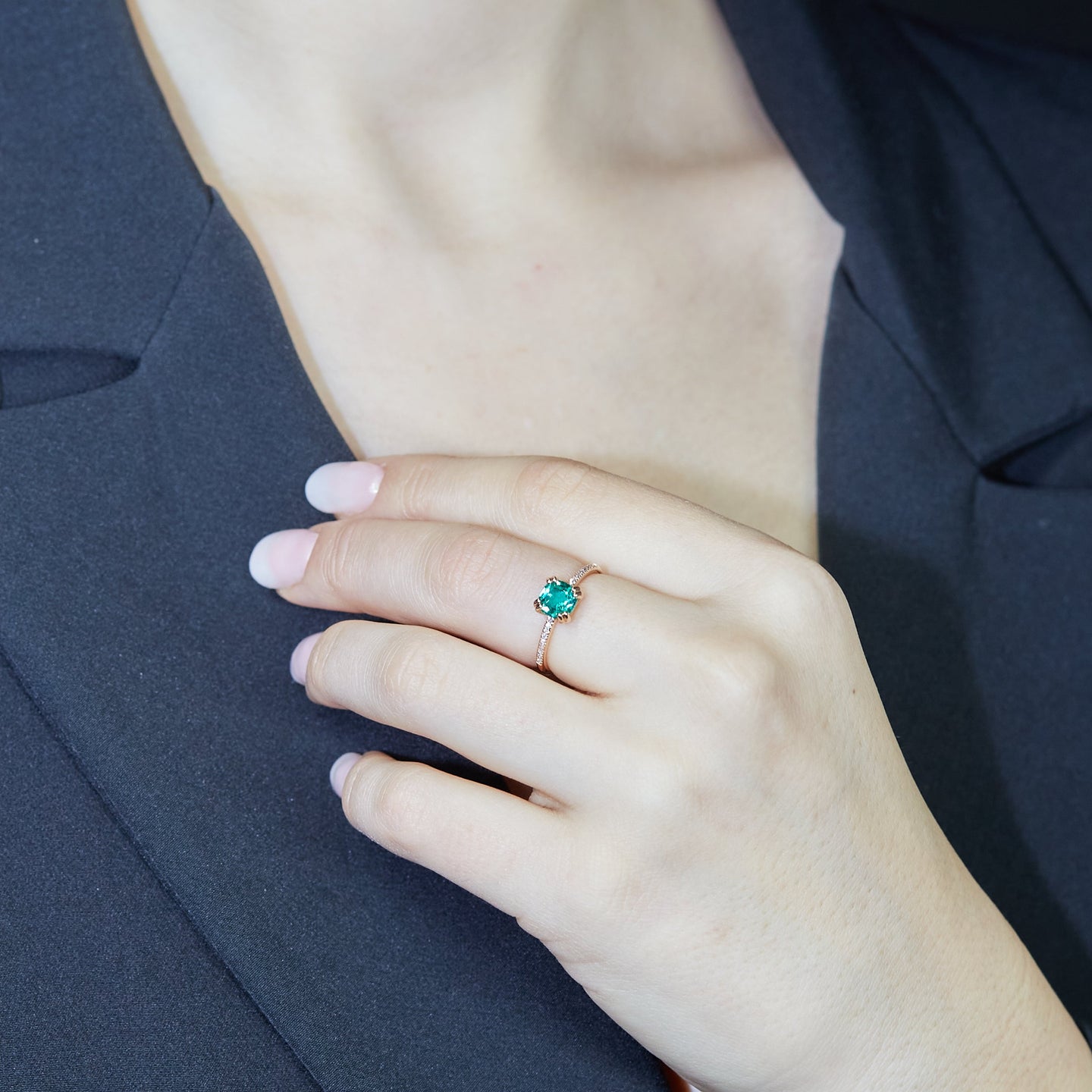 Anello in oro rosa con smeraldo Lab-Grown e diamanti Lab-Grown taglio brillante.