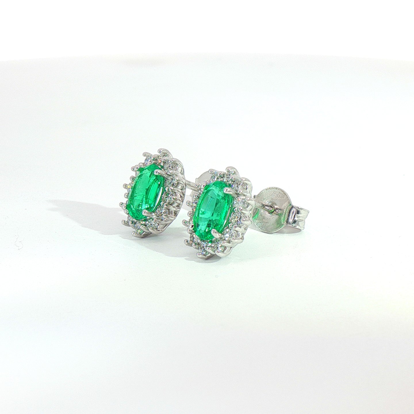 Orecchini punto luce con smeraldi Lab-Grown taglio ovale e diamanti Lab-Grown taglio brillante.