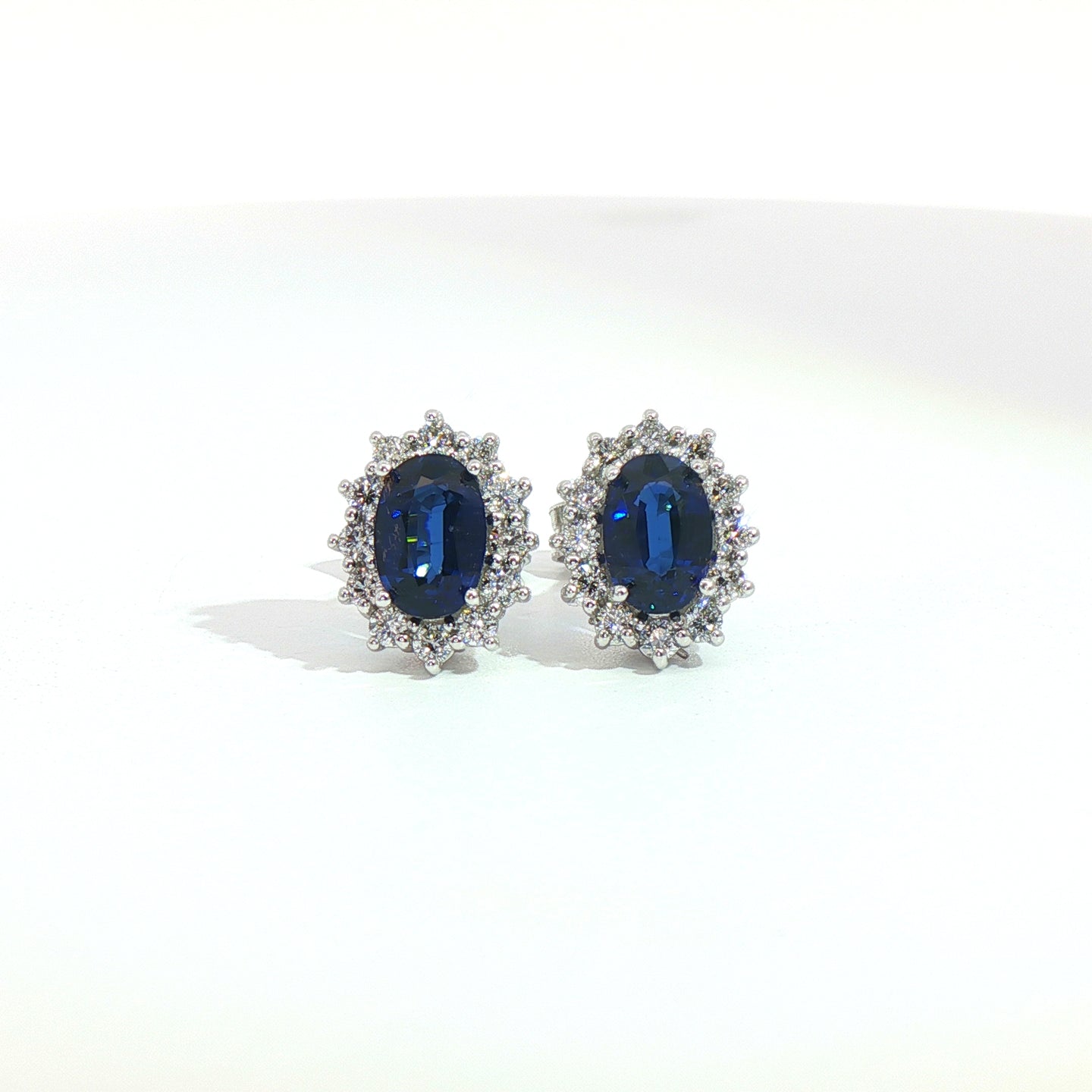 Orecchini punto luce in oro bianco con zaffiri Lab-Grown taglio ovale e diamanti Lab-Grown taglio brillante.