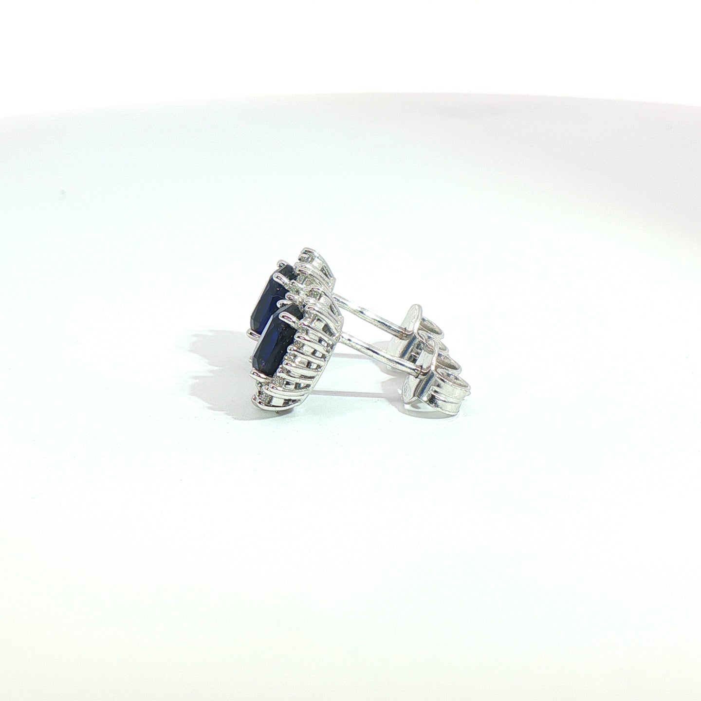 Orecchini punto luce in oro bianco con zaffiri Lab-Grown taglio ovale e diamanti Lab-Grown taglio brillante.