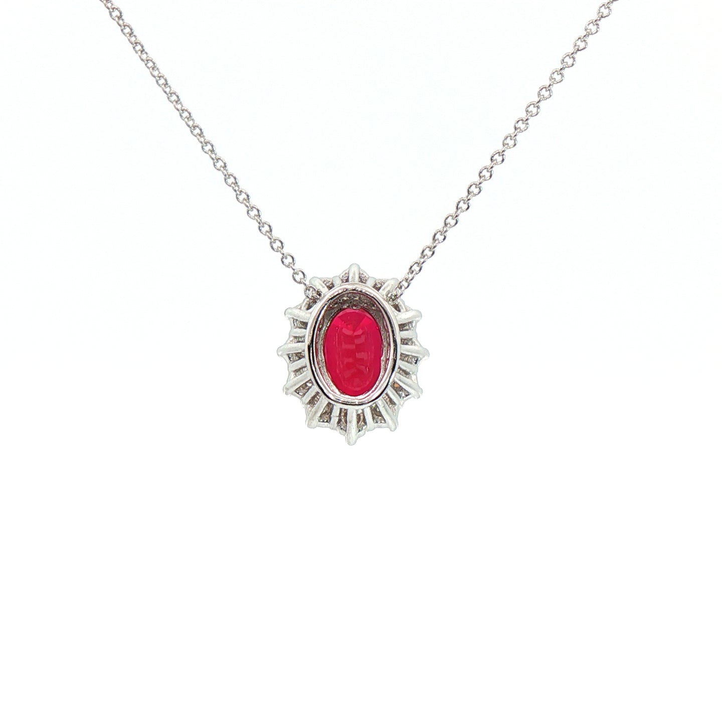 Girocollo in oro bianco con rubino Lab-Grown taglio ovale e diamanti Lab-Grown taglio brillante.