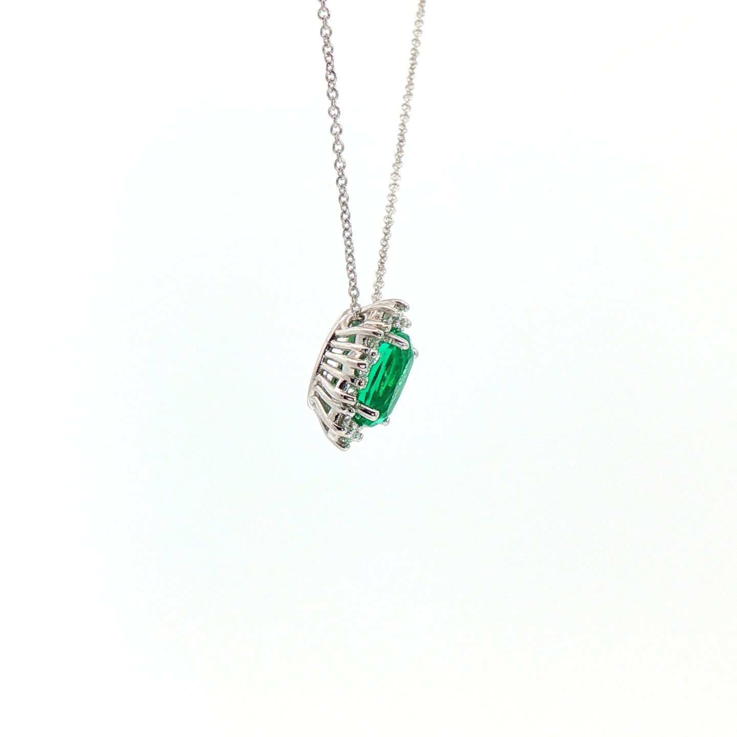 Girocollo in oro bianco con smeraldo Lab-Grown taglio ovale e diamanti Lab-Grown taglio brillante.