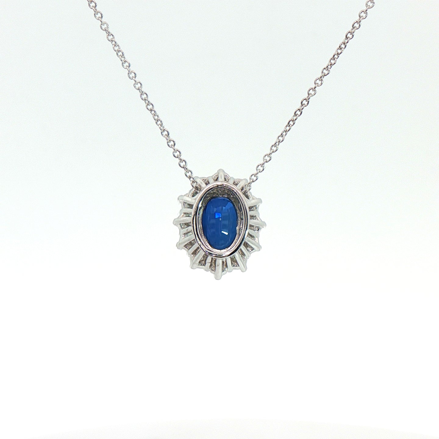 Girocollo in oro bianco con zaffiro Lab-Grown taglio ovale e diamanti Lab-Grown taglio brillante.