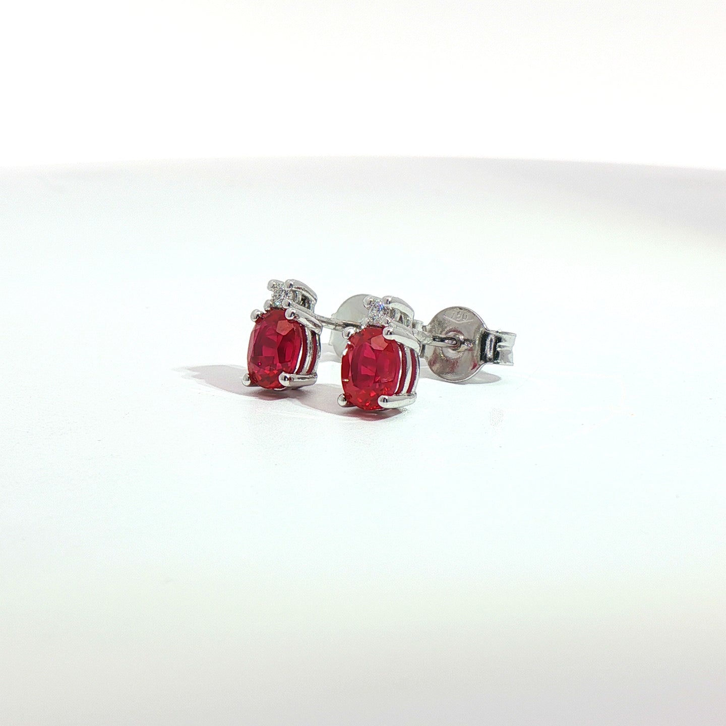 Orecchini punto luce con rubini Lab-Grown taglio ovale e diamanti Lab-Grown taglio brillante.