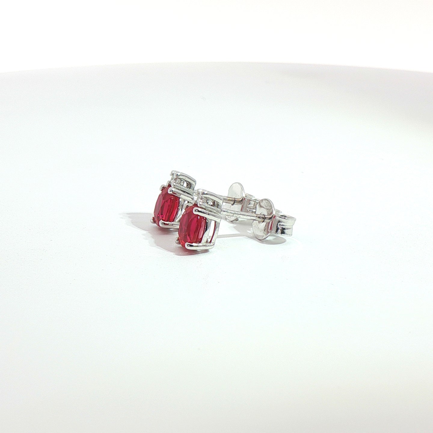 Orecchini punto luce con rubini Lab-Grown taglio ovale e diamanti Lab-Grown taglio brillante.