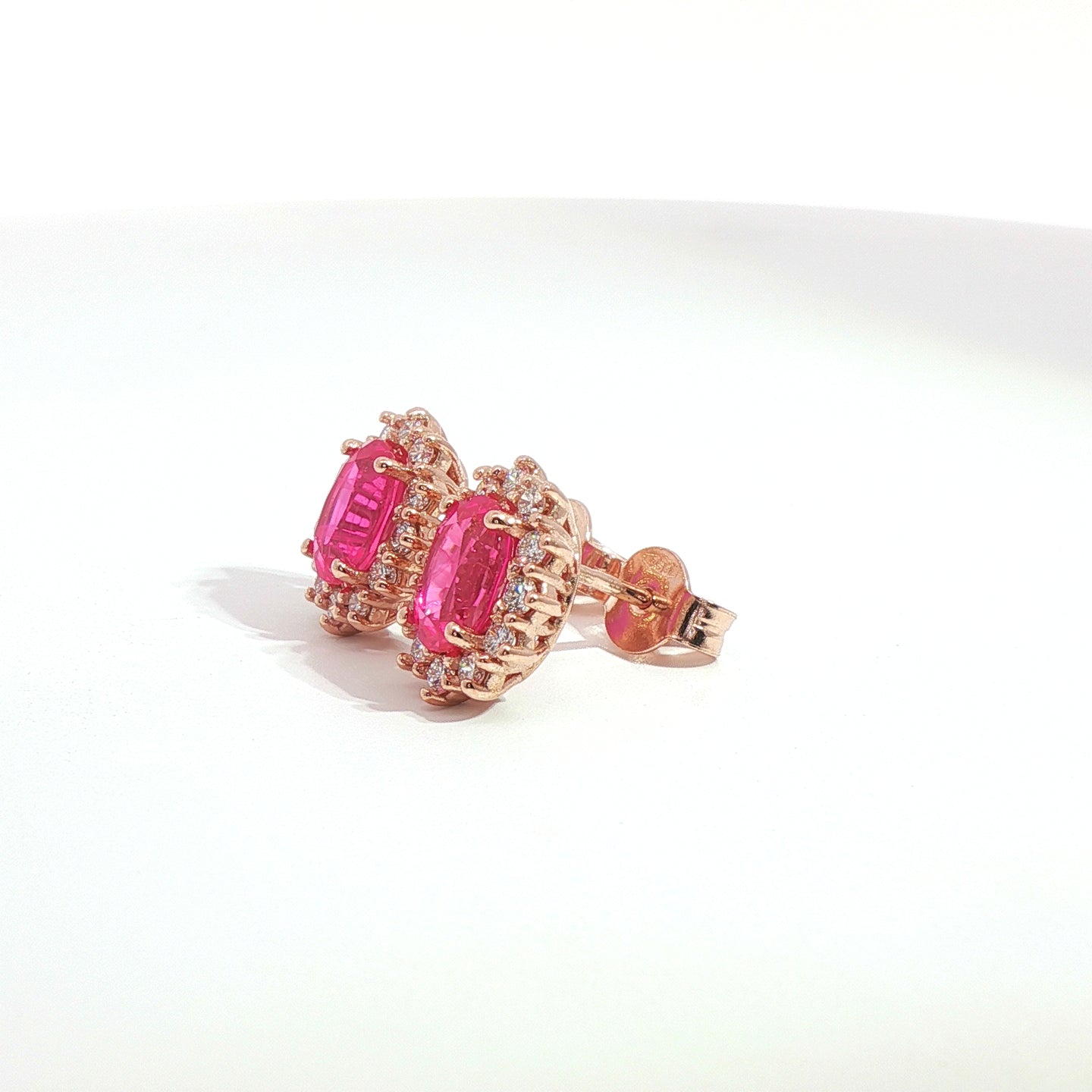 Orecchini punto luce in oro rosa con zaffiri rosa Lab-Grown taglio ovale e diamanti Lab-Grown taglio brillante.