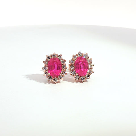 Orecchini punto luce in oro rosa con zaffiri rosa Lab-Grown taglio ovale e diamanti Lab-Grown taglio brillante.