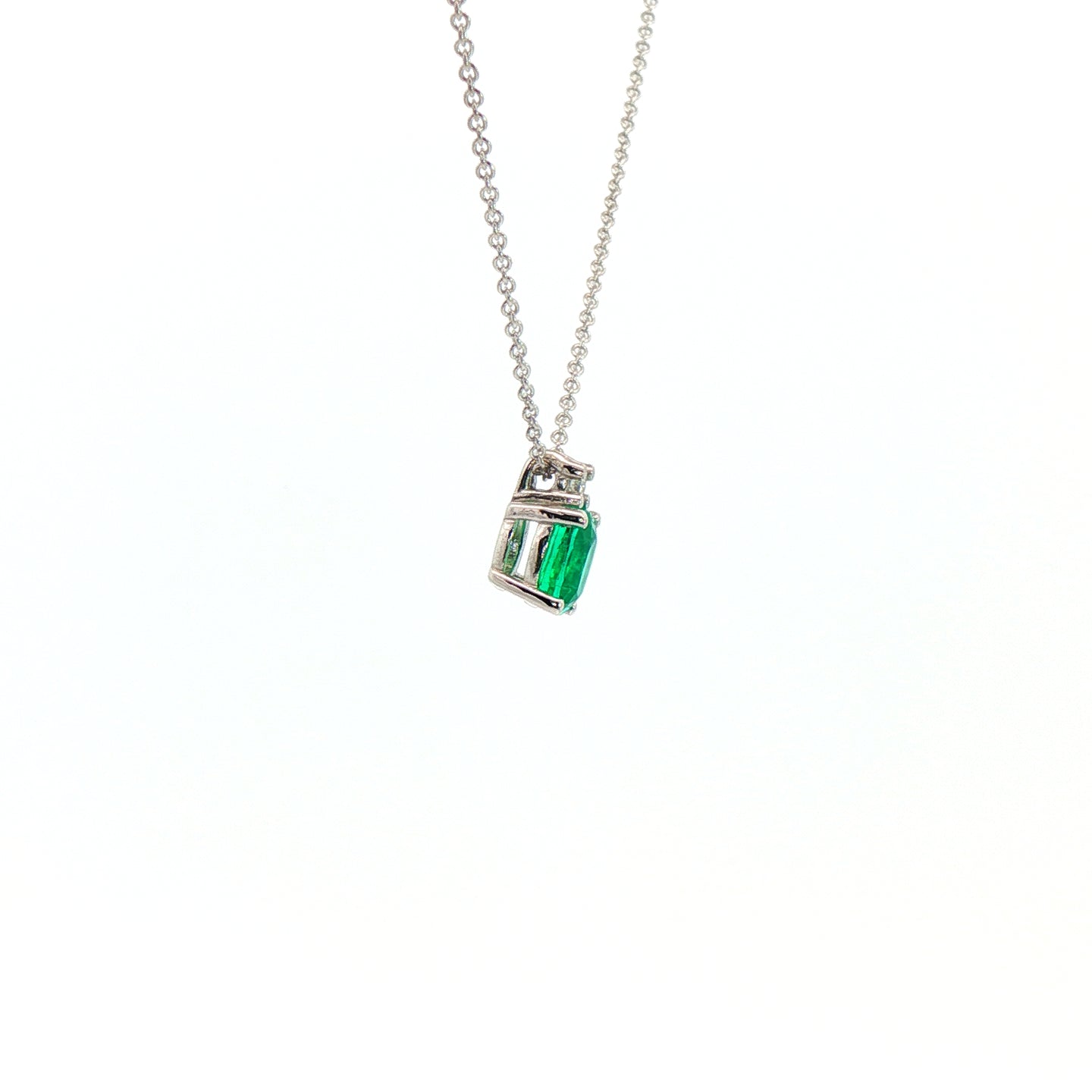 Girocollo in oro bianco con smeraldo Lab-Grown taglio ovale e diamante Lab-Grown taglio brillante.