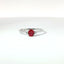 Anello in oro bianco con rubino Lab-Grown taglio ovale e diamanti Lab-Grown taglio brillante.