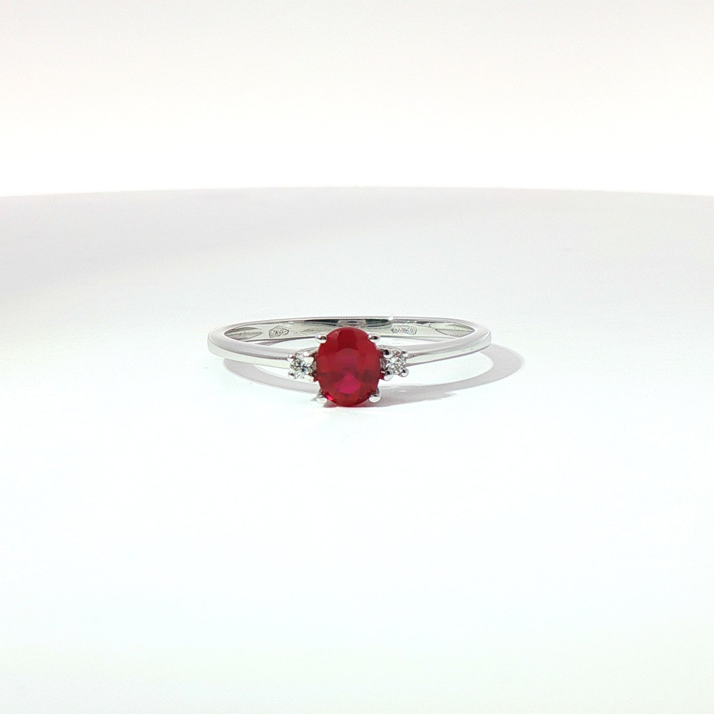 Anello in oro bianco con rubino Lab-Grown taglio ovale e diamanti Lab-Grown taglio brillante.