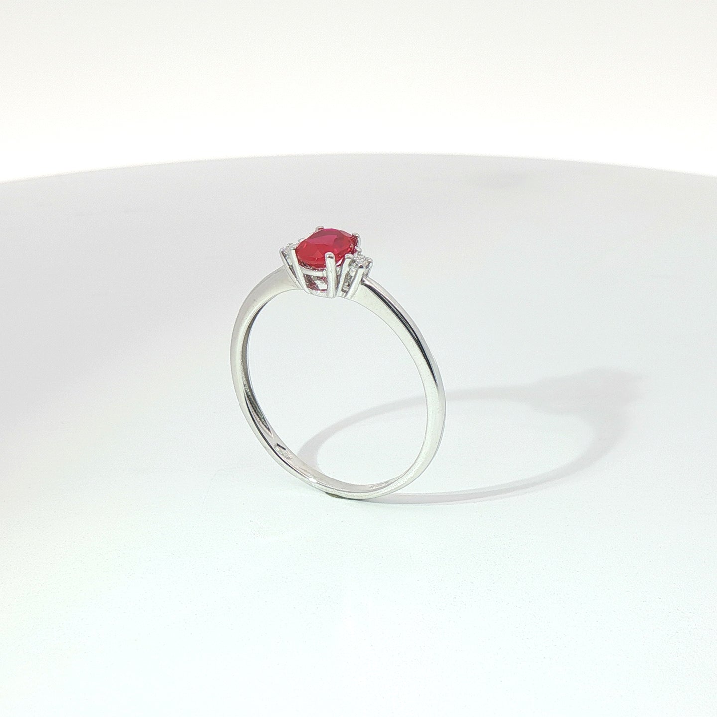 Anello in oro bianco con rubino Lab-Grown taglio ovale e diamanti Lab-Grown taglio brillante.