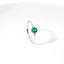 Anello Trilogy in oro bianco con smeraldo Lab-Grown taglio ovale e diamanti Lab-Grown taglio brillante.