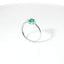 Anello Trilogy in oro bianco con smeraldo Lab-Grown taglio ovale e diamanti Lab-Grown taglio brillante.