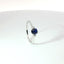Anello in oro bianco con zaffiro Lab-Grown taglio ovale e diamanti Lab-Grown taglio brillante.