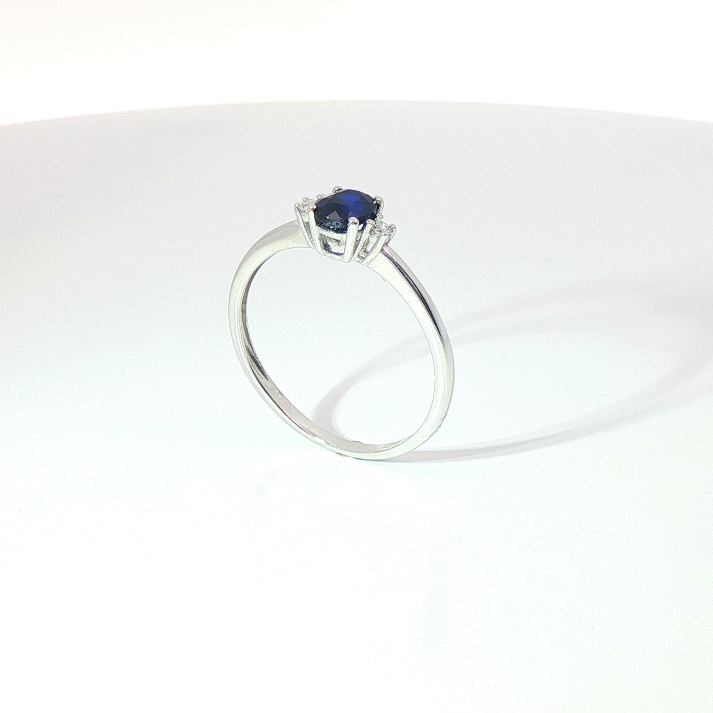 Anello in oro bianco con zaffiro Lab-Grown taglio ovale e diamanti Lab-Grown taglio brillante.