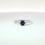 Anello in oro bianco con zaffiro Lab-Grown taglio ovale e diamanti Lab-Grown taglio brillante.
