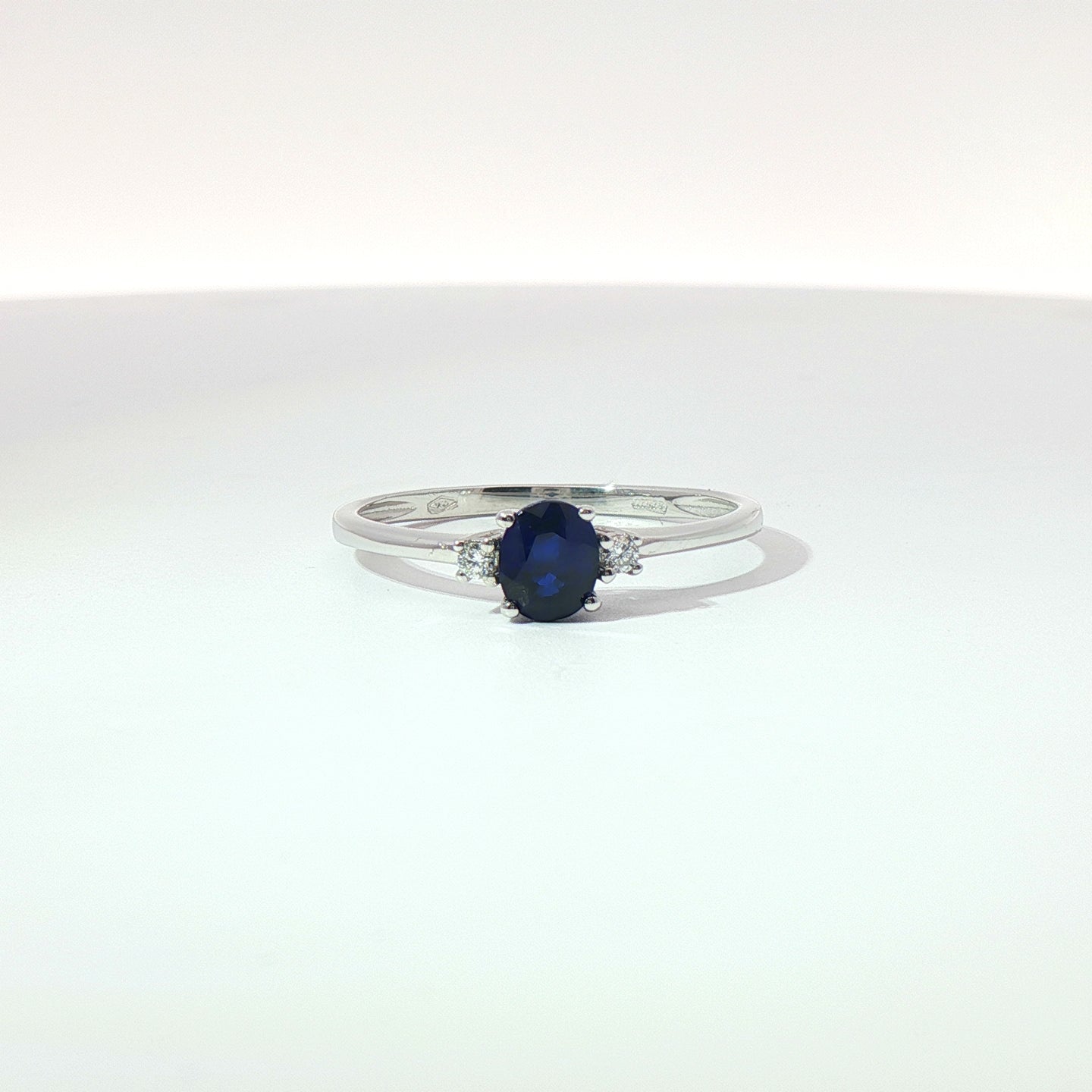 Anello in oro bianco con zaffiro Lab-Grown taglio ovale e diamanti Lab-Grown taglio brillante.