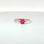 Anello in oro rosa con zaffiro rosa Lab-Grown taglio ovale e diamanti Lab-Grown taglio brillante.