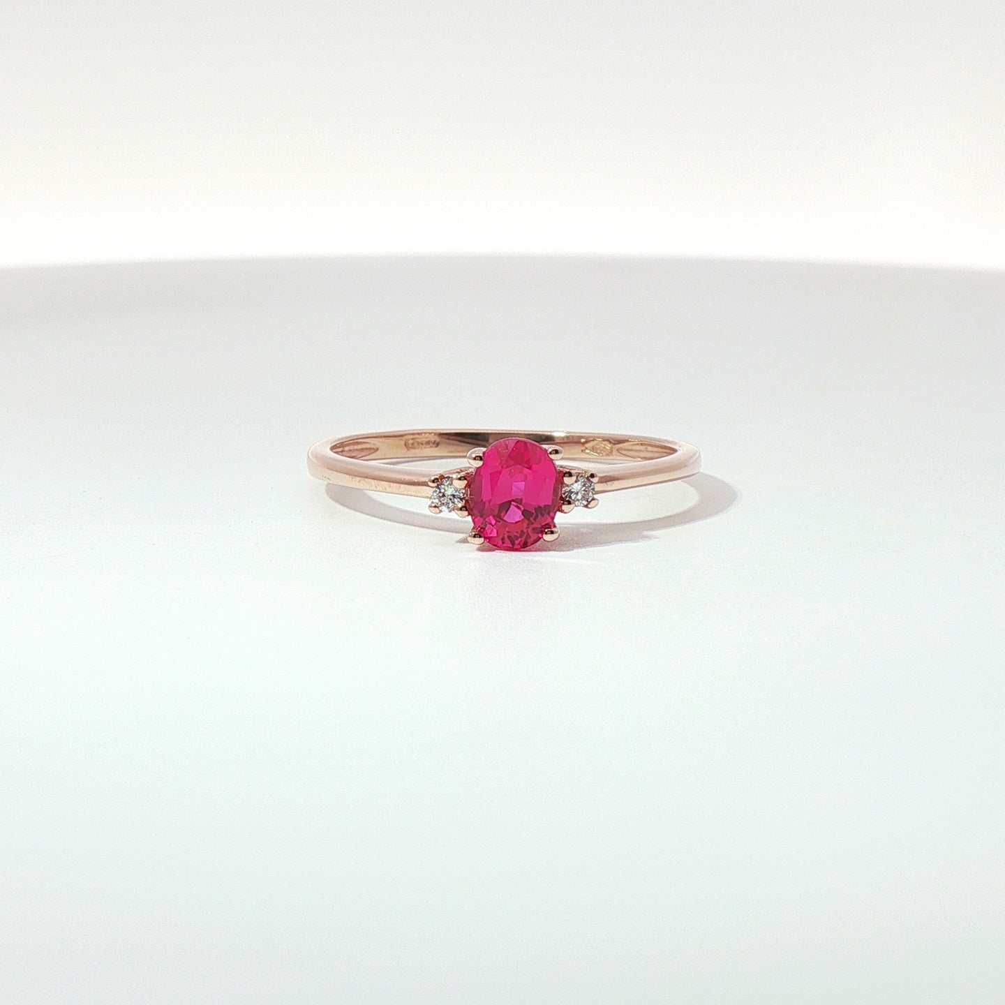 Anello in oro rosa con zaffiro rosa Lab-Grown taglio ovale e diamanti Lab-Grown taglio brillante.