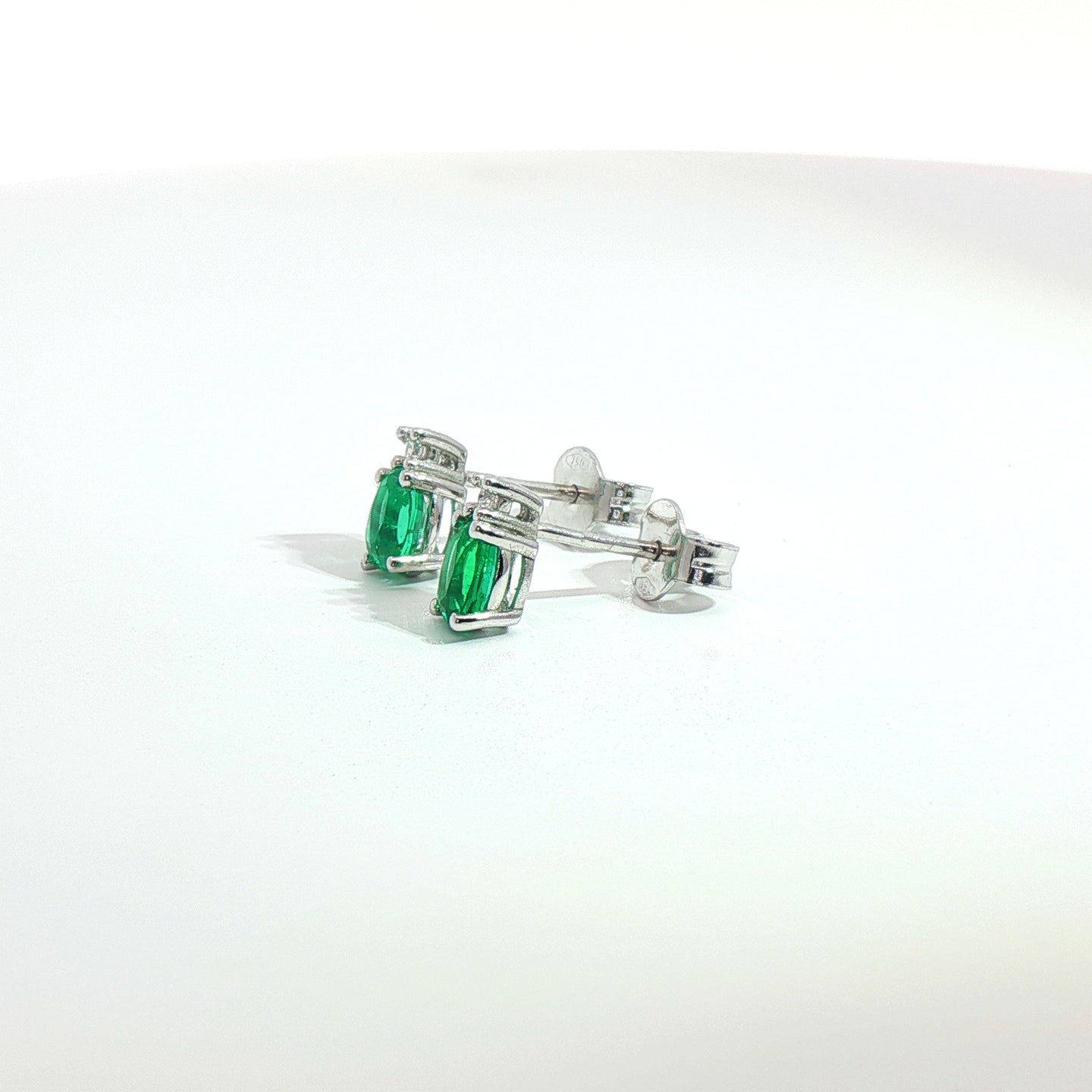 Orecchini punto luce in oro bianco con smeraldi Lab-Grown taglio ovale e diamanti Lab-Grown taglio brillante