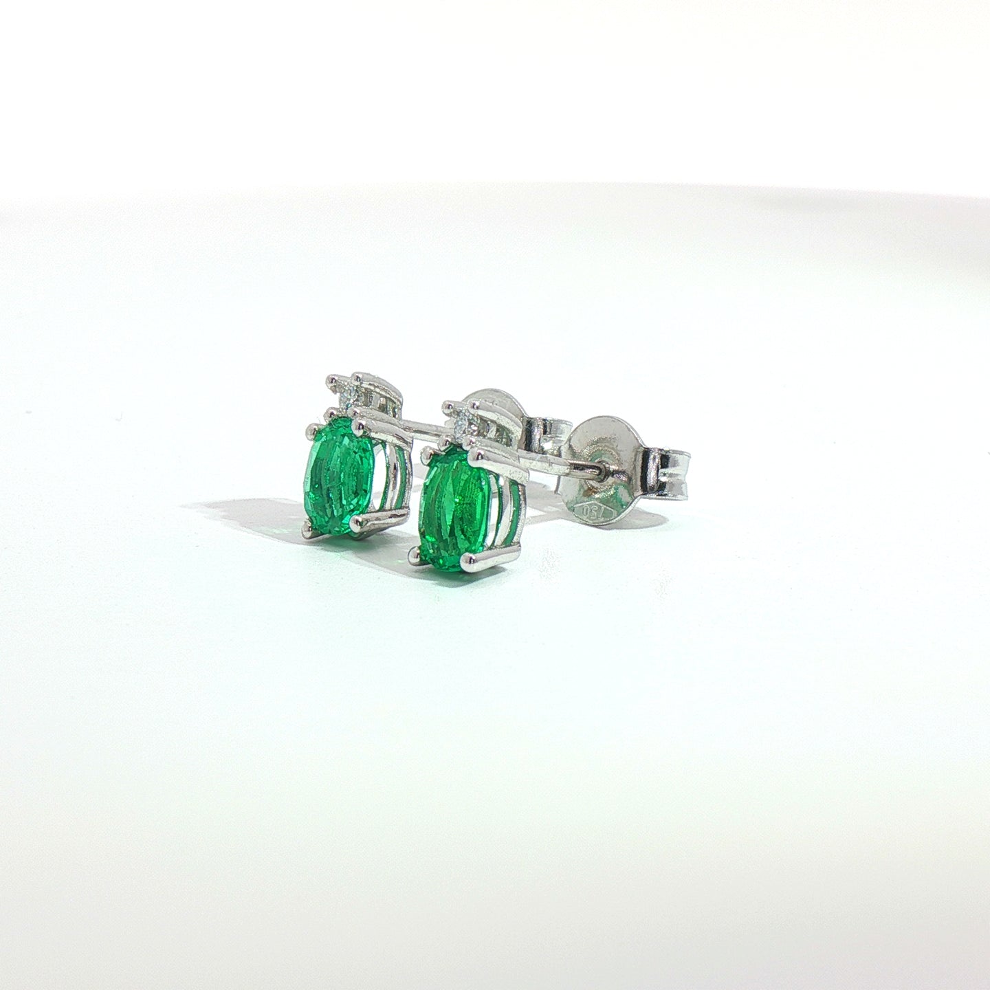 Orecchini punto luce in oro bianco con smeraldi Lab-Grown taglio ovale e diamanti Lab-Grown taglio brillante