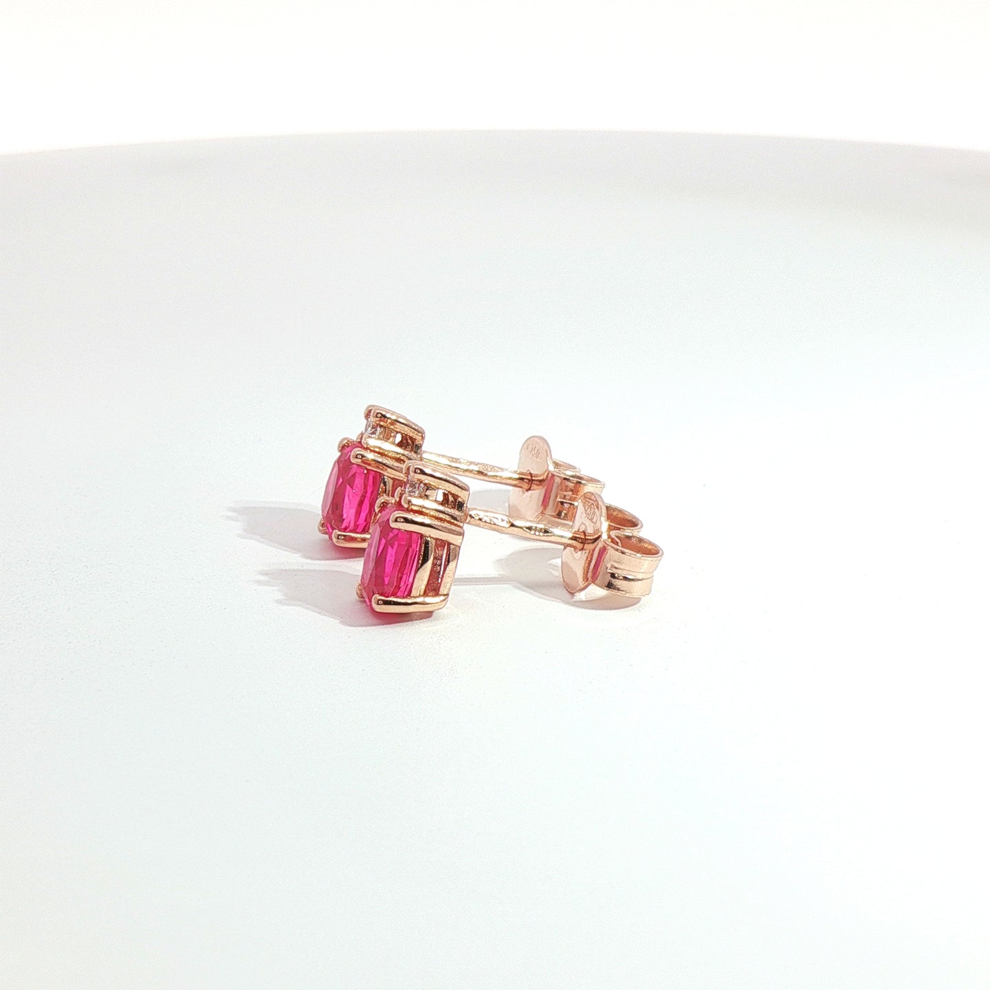 Orecchini punto luce in oro rosa con zaffiri rosa Lab-Grown taglio ovale e diamanti Lab-Grown taglio brillante.