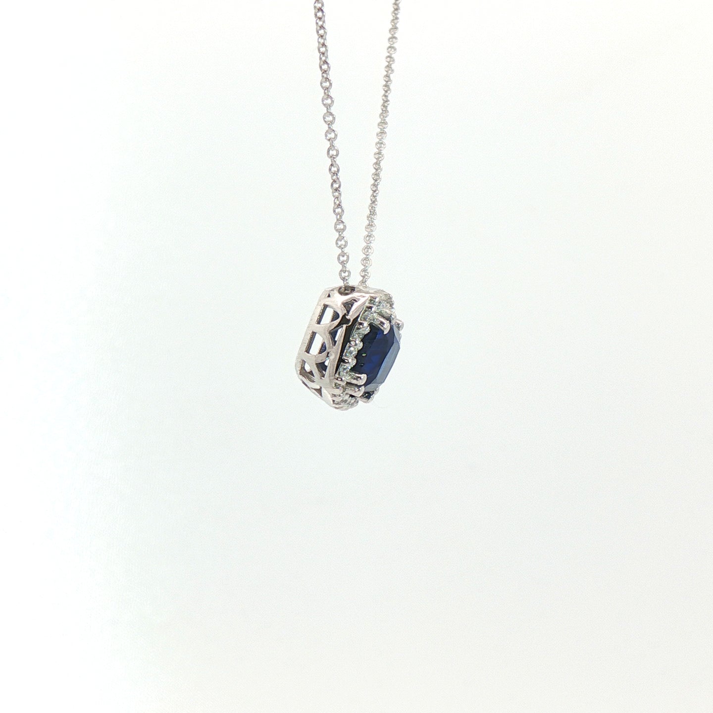 Girocollo in oro bianco con zaffiro Lab-Grown taglio cuscino e diamanti Lab-Grown taglio brillante.