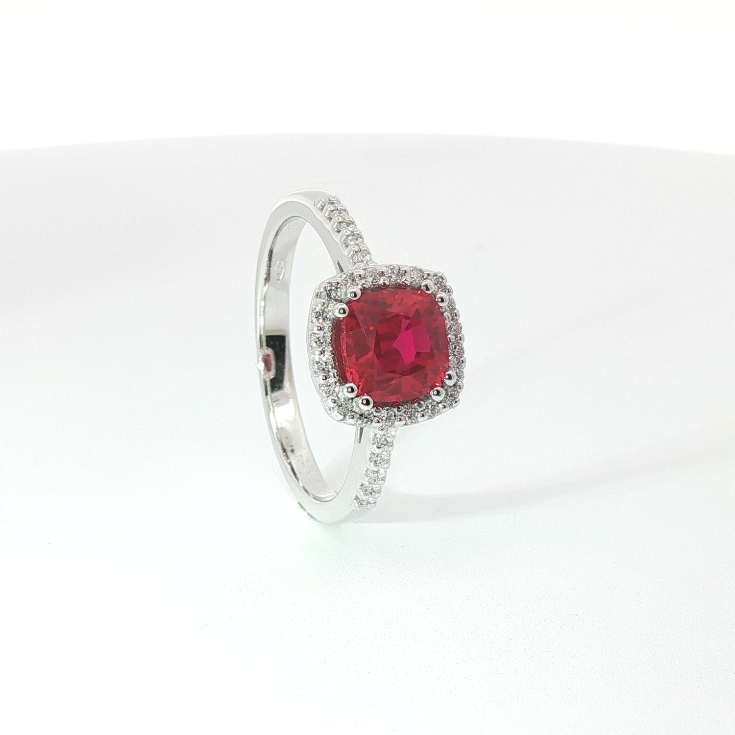 Anello in oro bianco con rubino Lab-Grown taglio cuscino e diamanti Lab-Grown taglio brillante.