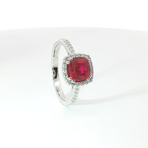 Anello in oro bianco con rubino Lab-Grown taglio cuscino e diamanti Lab-Grown taglio brillante.