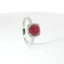 Anello in oro bianco con rubino Lab-Grown taglio cuscino e diamanti Lab-Grown taglio brillante.