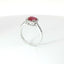 Anello in oro bianco con rubino Lab-Grown taglio cuscino e diamanti Lab-Grown taglio brillante.