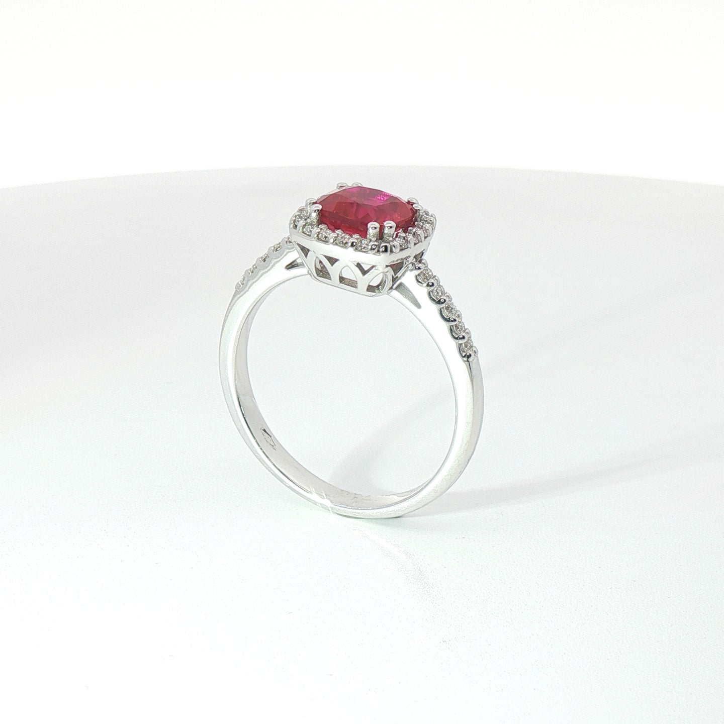 Anello in oro bianco con rubino Lab-Grown taglio cuscino e diamanti Lab-Grown taglio brillante.