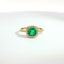 Anello in oro giallo con smeraldo Lab-Grown taglio cuscino e diamanti Lab-Grown taglio brillante.