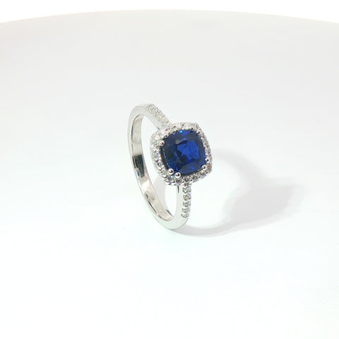 Anello in oro bianco con zaffiro Lab-Grown taglio cuscino e diamanti Lab-Grown taglio brillante.