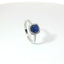 Anello in oro bianco con zaffiro Lab-Grown taglio cuscino e diamanti Lab-Grown taglio brillante.
