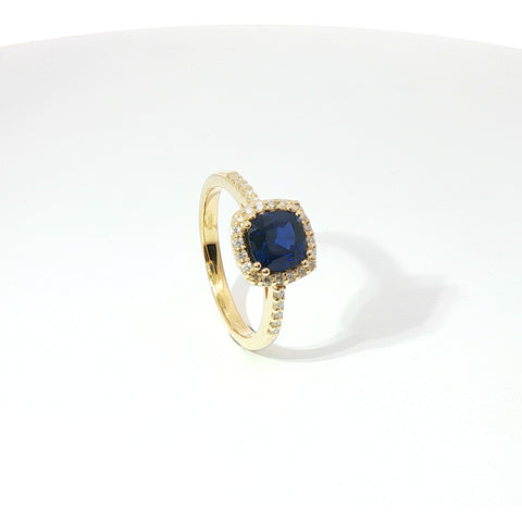 Anello in oro giallo con zaffiro taglio cuscino e diamanti Lab-Grown taglio brillante.