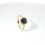 Anello in oro giallo con zaffiro taglio cuscino e diamanti Lab-Grown taglio brillante.