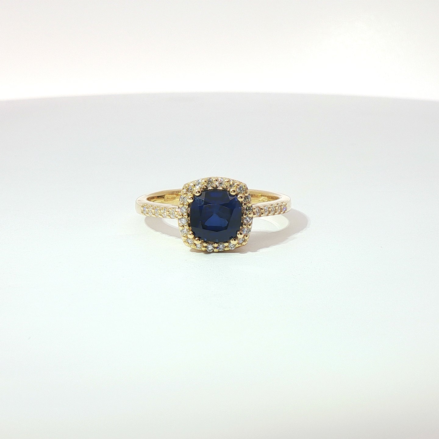 Anello in oro giallo con zaffiro taglio cuscino e diamanti Lab-Grown taglio brillante.