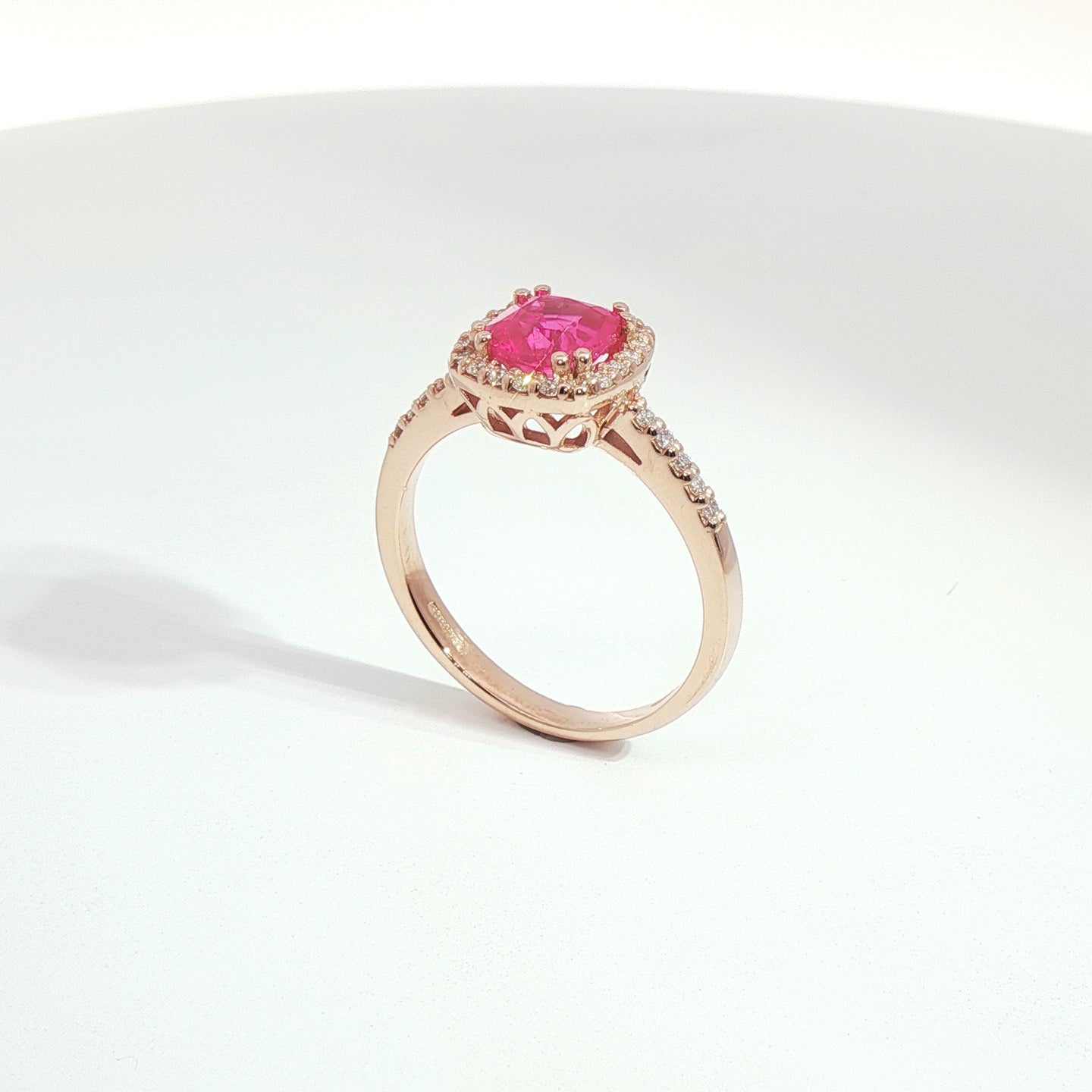 Anello in oro rosa con zaffiro rosa Lab-Grown taglio cuscino e diamanti Lab-Grown taglio brillante.