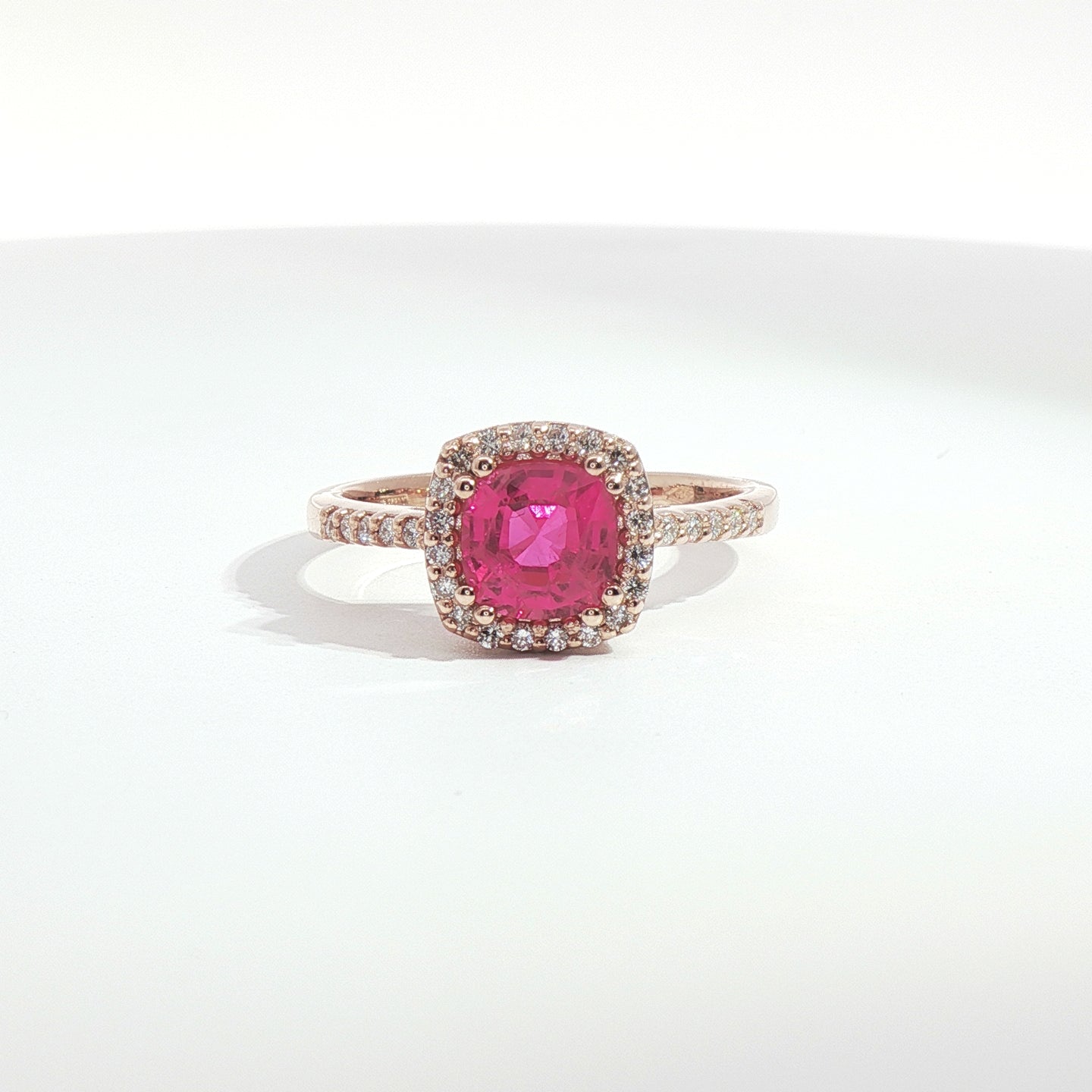 Anello in oro rosa con zaffiro rosa Lab-Grown taglio cuscino e diamanti Lab-Grown taglio brillante.