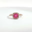 Anello in oro rosa con zaffiro rosa Lab-Grown taglio cuscino e diamanti Lab-Grown taglio brillante.