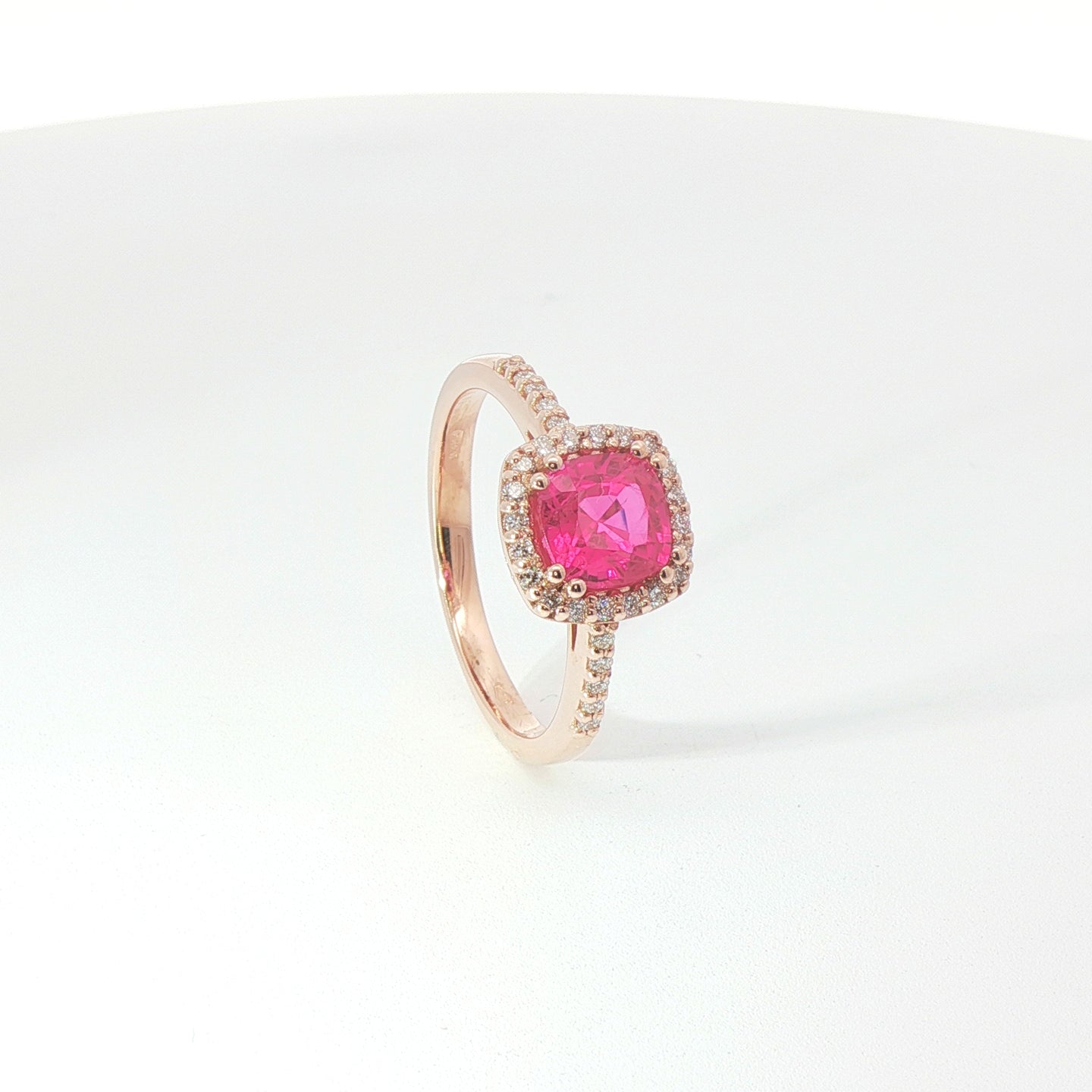Anello in oro rosa con zaffiro rosa Lab-Grown taglio cuscino e diamanti Lab-Grown taglio brillante.