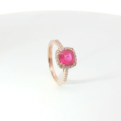 Anello in oro rosa con zaffiro rosa Lab-Grown taglio cuscino e diamanti Lab-Grown taglio brillante.