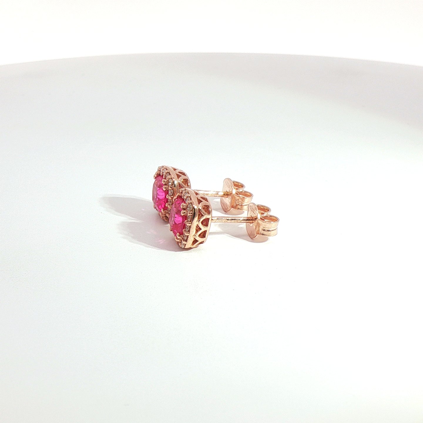 Orecchini punto luce con zaffiri rosa Lab-Grown taglio cuscino e diamanti Lab-Grown taglio brillante.