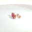 Orecchini punto luce con zaffiri rosa Lab-Grown taglio cuscino e diamanti Lab-Grown taglio brillante.
