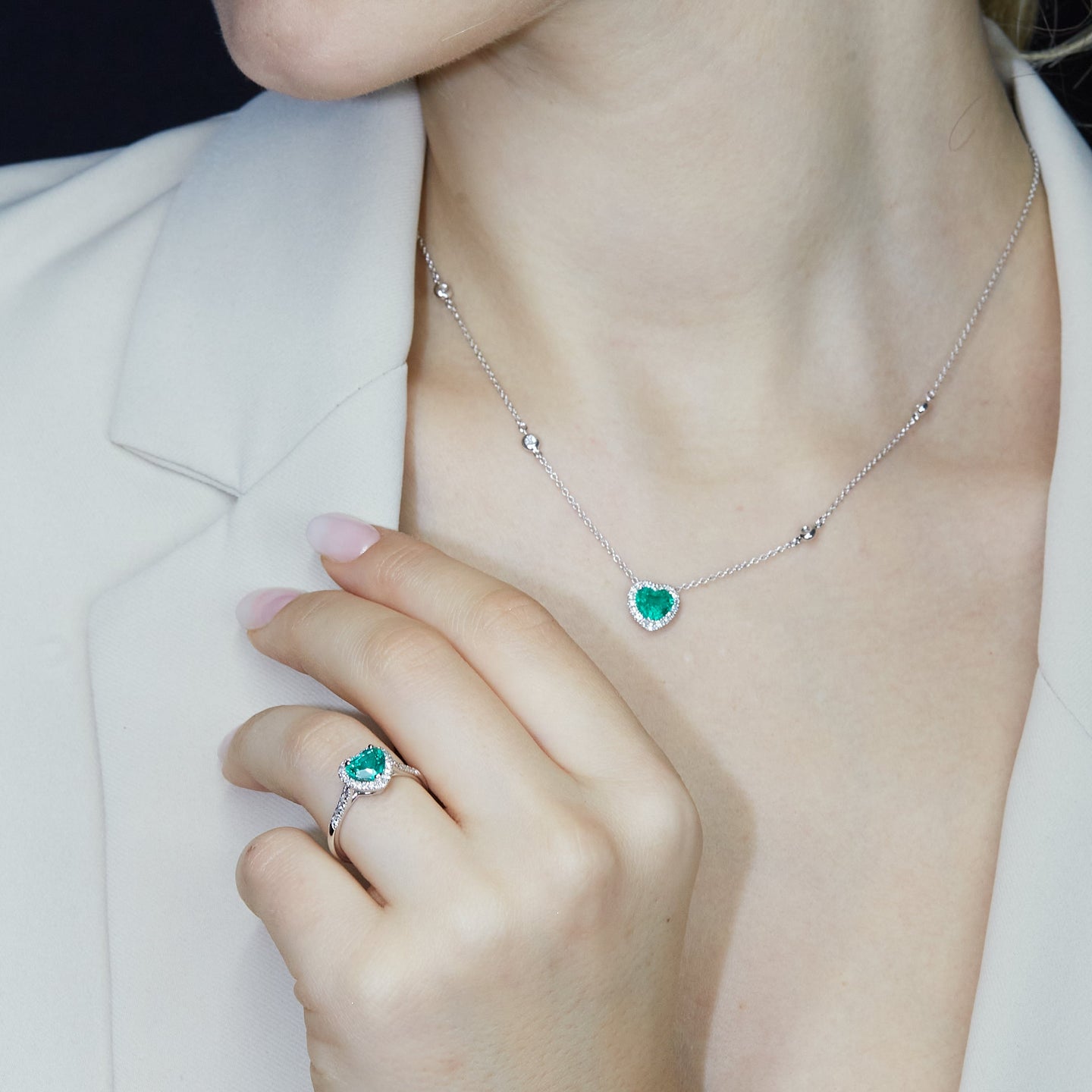 Girocollo in oro bianco con smeraldo Lab-Grown taglio cuore e diamanti Lab-Grown taglio brillante.