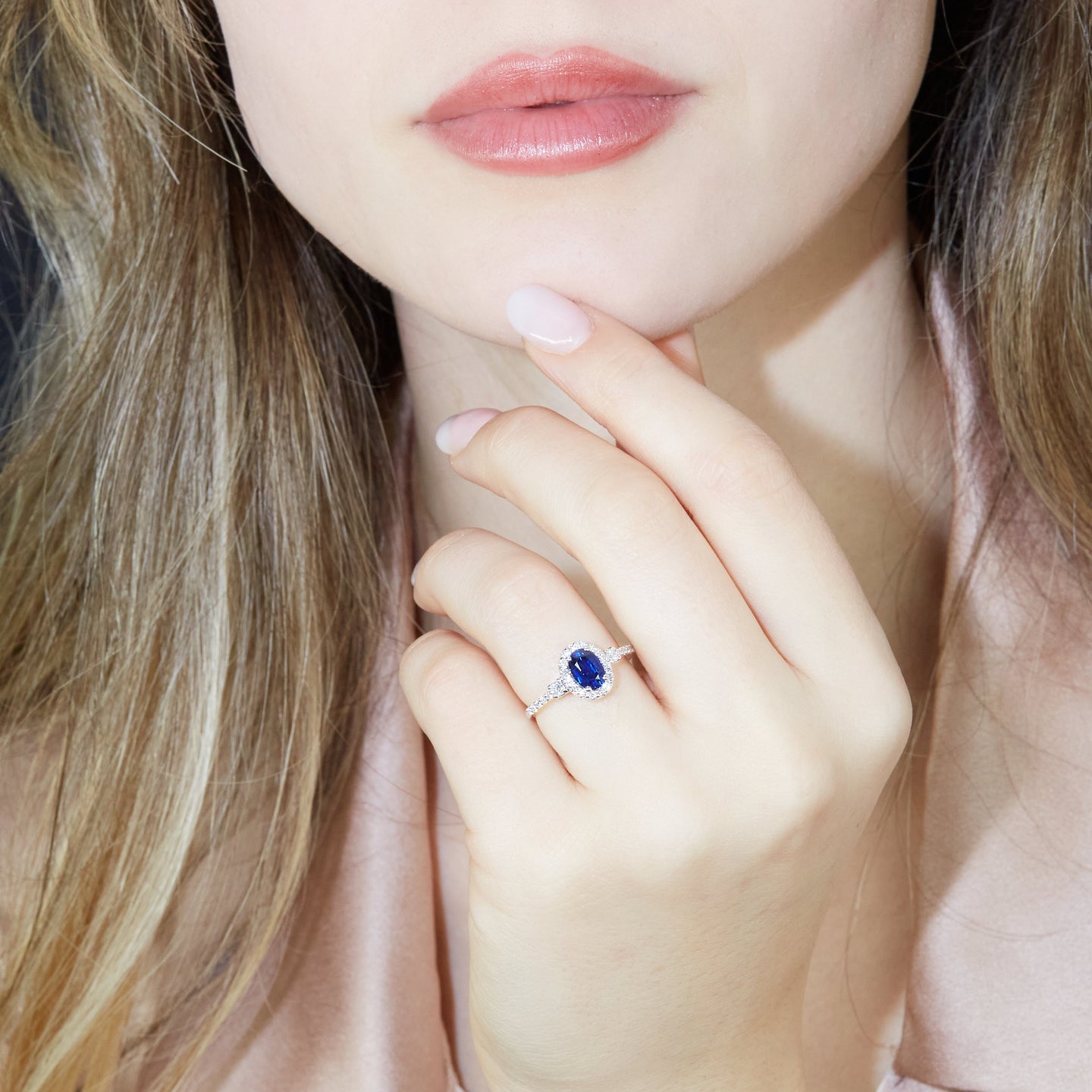 Anello in oro bianco con zaffiro Lab-Grown taglio ovale e diamanti Lab-Grown taglio brillante.