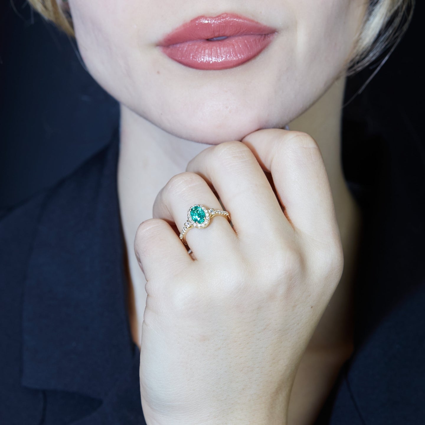 Anello in oro giallo con smeraldo Lab-Grown taglio ovale e diamanti Lab-Grown taglio ovale.